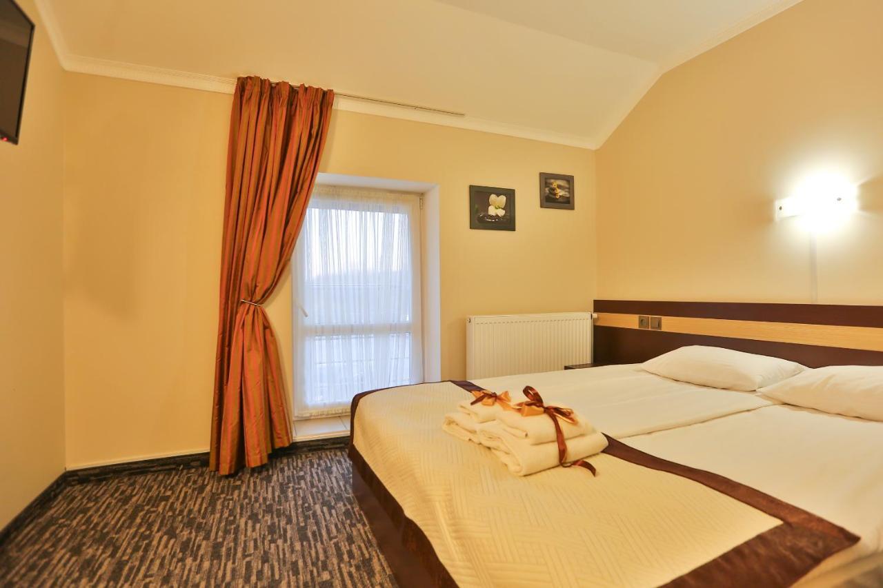 Hotel Роляда Tysmenytsia Exteriér fotografie